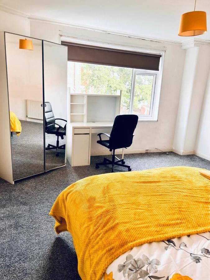 Private Room Close To Leeds University And City Centre Buitenkant foto