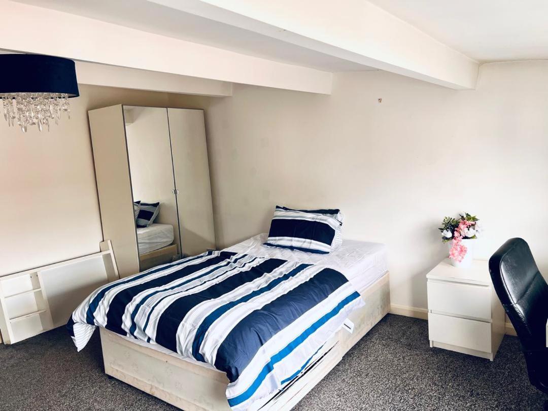 Private Room Close To Leeds University And City Centre Buitenkant foto
